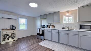 Een koelkast, een magnetron, een oven, een kookplaat