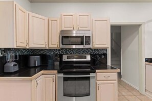 Fridge, microwave, oven, stovetop - La Villa des Chênes (Brunswick)