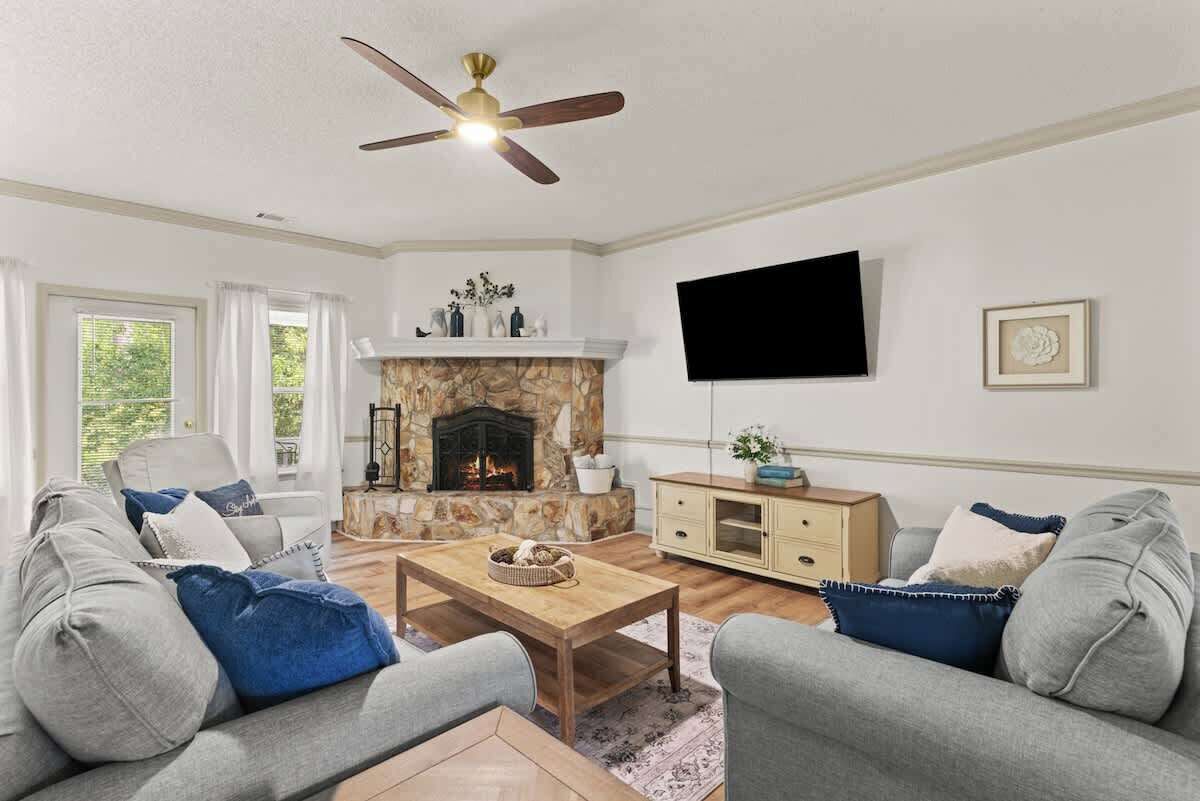 TV connectée, livres, espaces bureaux