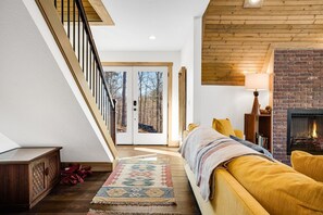 Smart TV, books, stereo - Modern A-Frame Away from it All! (Marshall)