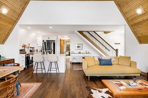 Smart-TV, Bücher, Stereoanlage