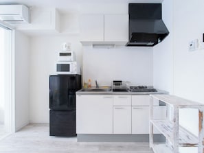 Réfrigérateur, micro-ondes, plaque de cuisson