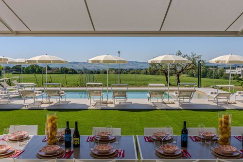 Elegant and modern villa with pool in the countryside of Morrovalle, only 20 minutes from the sea