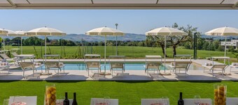 Elegant and modern villa with pool in the countryside of Morrovalle, only 20 minutes from the sea