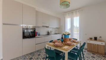 Réfrigérateur, four, lave-vaisselle, cafetiÚre/bouilloire