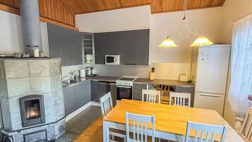 Fridge, microwave, dishwasher, cookware/dishes/utensils