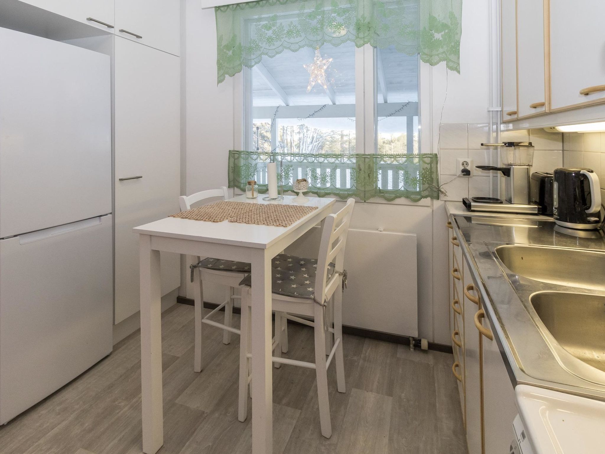 Frigorifero, microonde, lavastoviglie, pentole/stoviglie/utensili