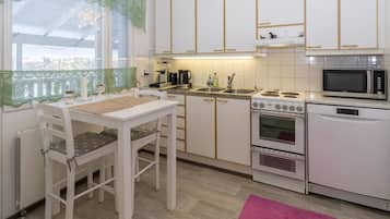 Fridge, microwave, dishwasher, cookware/dishes/utensils