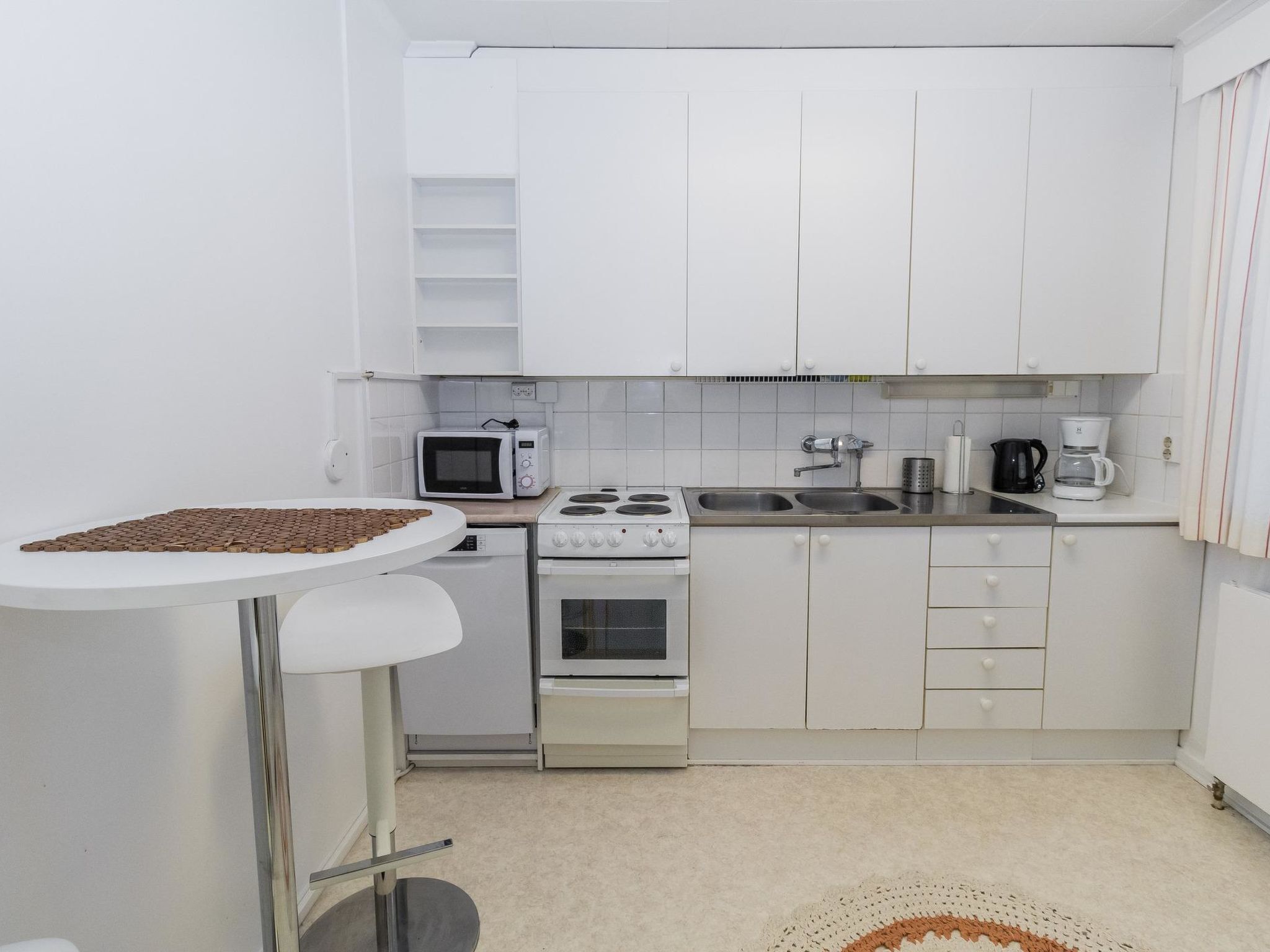 Fridge, microwave, dishwasher, cookware/dishes/utensils