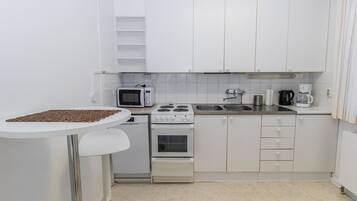 Fridge, microwave, dishwasher, cookware/dishes/utensils