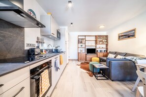 Kühlschrank, Mikrowelle, Ofen, Geschirrspüler