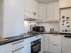 Kühlschrank, Mikrowelle, Geschirrspüler, Kochgeschirr/Geschirr/Besteck