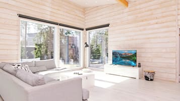 Una sala de estar moderna con un sofá, un televisor y una mesa de centro.