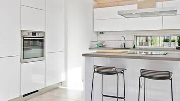 Fridge, microwave, dishwasher, cookware/dishes/utensils