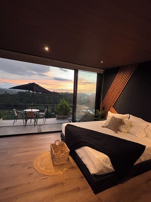 3 bedrooms, in-room safe, desk, travel cot