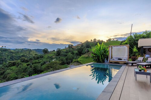 Country house with view of the mountains and river