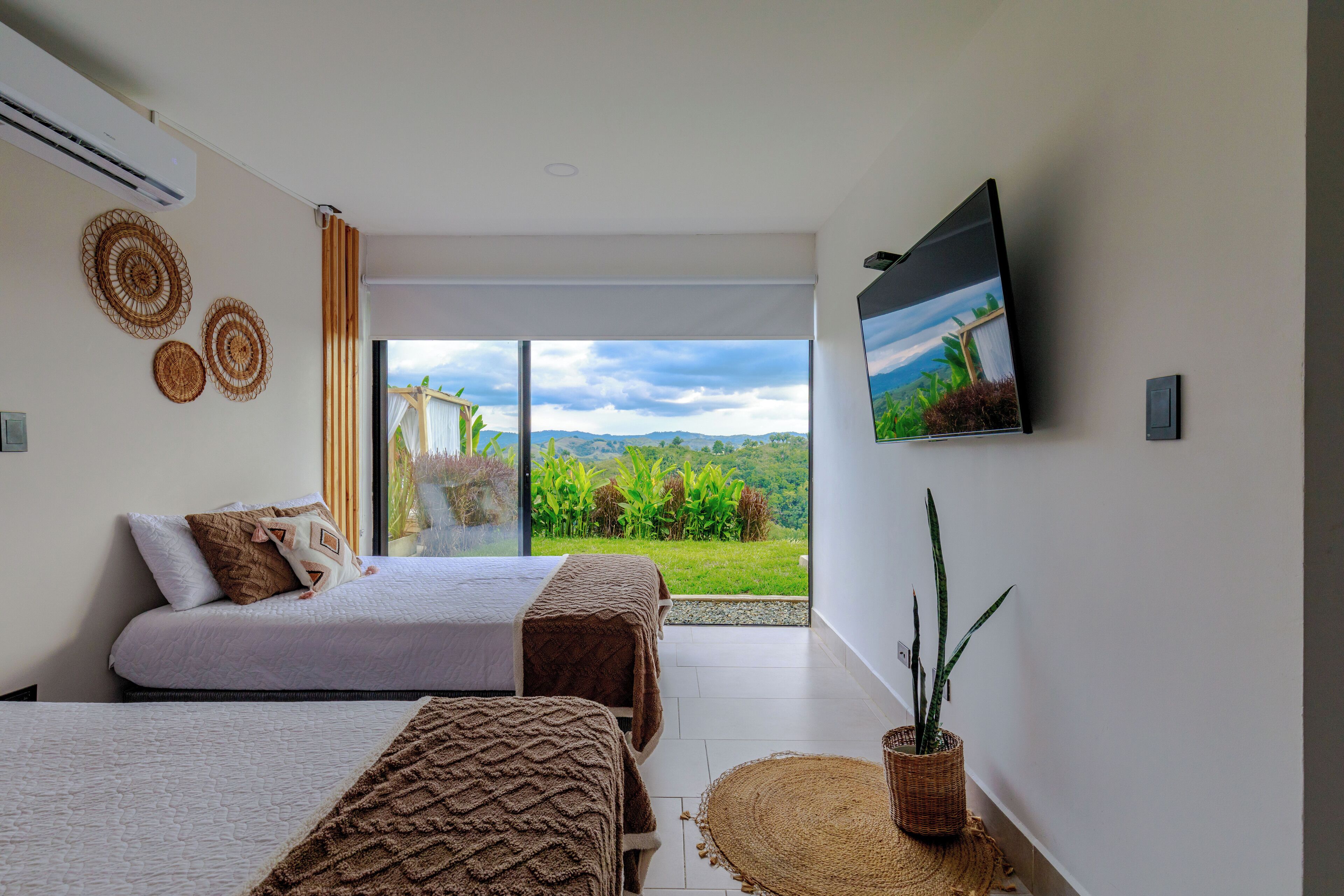 3 dormitorios, caja fuerte, escritorio y cuna de viaje