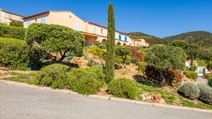 Eine Villa im mediterranen Stil mit mehreren Zimmern, einem Innenhof und Blick auf die umliegenden Hügel.