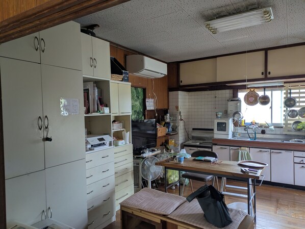 Mini-Kühlschrank, Mikrowelle, Ofen, Herdplatte