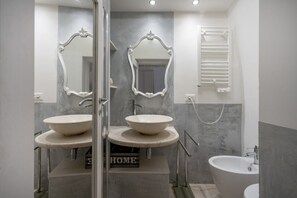 Douche, sèche-cheveux, bidet, serviettes fournies