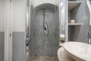 Douche, séchoir à cheveux, bidet, serviettes fournies