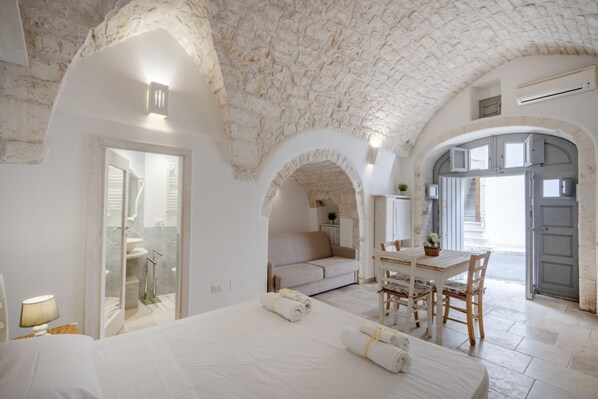 1 habitación, tabla de planchar con plancha, wifi y ropa de cama 