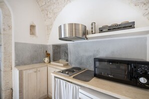 Fridge, microwave, stovetop, cookware/dishes/utensils - GuestHost - Charming Studio Flat in Ostuni Center (Ostuni)