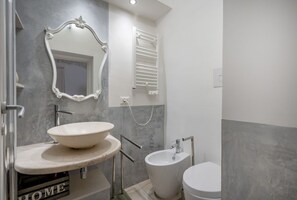 Dusche, Haartrockner, Bidet, Handtücher