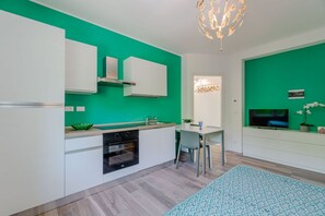 Réfrigérateur, un four, surface de cuisson, lave-vaisselle