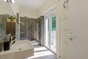 Shower, bidet, towels, toilet paper