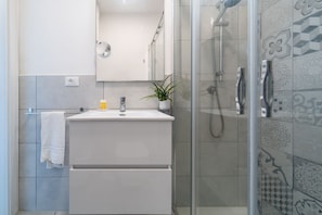 Douche, sĂšche-cheveux, bidet, serviettes fournies