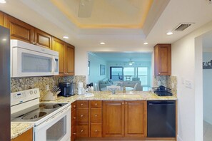 Refrigerador, microondas, lavavajillas y cafetera y tetera 