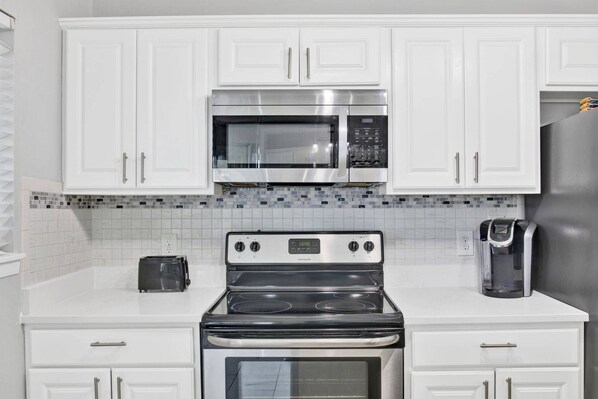 Jääkaappi, mikroaaltouuni, uuni, liesi