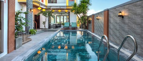 Hồ bơi ngoài trời, mở cửa từ 8:00 đến 20:00, dù/ô trên bãi biển/hồ bơi