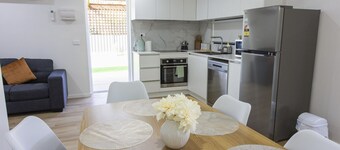 Modern 2BR Guest House in Werribee, BBQ, Backyard & Prime Location