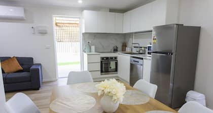 Modern 2BR Guest House in Werribee, BBQ, Backyard & Prime Location