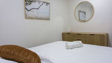 Tabla de planchar con plancha, wifi gratis y ropa de cama