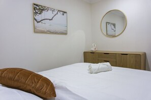 アイ ロン / アイロン台、WiFi (無料)、ベッドシーツ