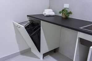 Interior - Modern 2BR Guest House in Werribee, BBQ, Backyard & Prime Location (Werribee)