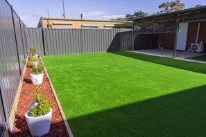 Property grounds - Modern 2BR Guest House in Werribee, BBQ, Backyard & Prime Location (Werribee)