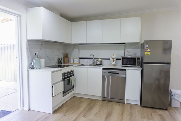 Private kitchen - Modern 2BR Guest House in Werribee, BBQ, Backyard & Prime Location (Werribee)