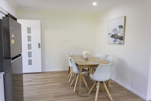 Dining - Modern 2BR Guest House in Werribee, BBQ, Backyard & Prime Location (Werribee)