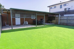Property grounds - Modern 2BR Guest House in Werribee, BBQ, Backyard & Prime Location (Werribee)