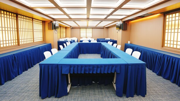 A conference room with a long table, white chairs, and a blue tablecloth. - AOMUGI-HOTEL-Nishi-Waseda (Tokyo)