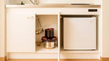 Twin Room (401) | Private kitchen | Microwave