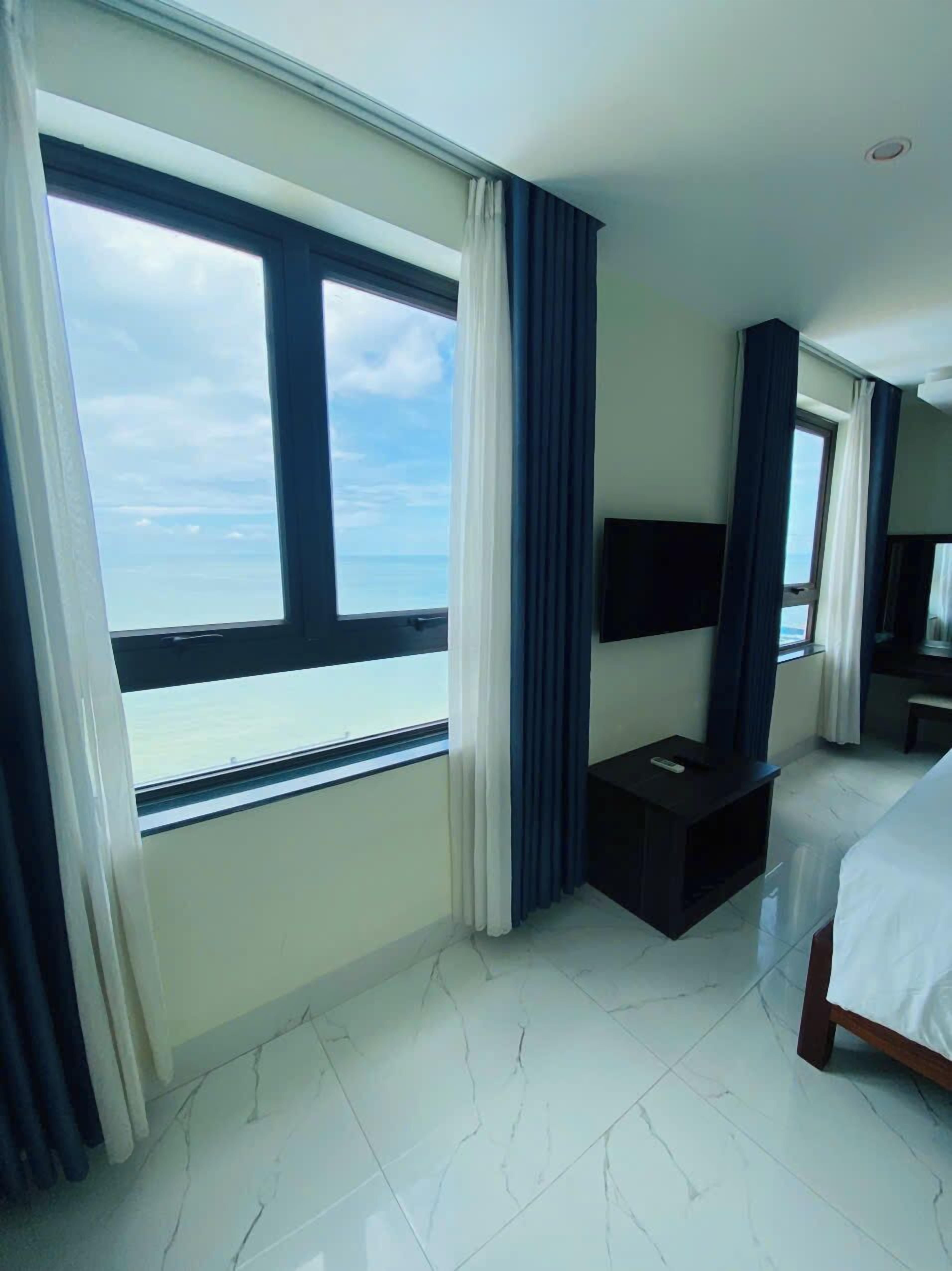Deluxe Double Room, Beach View | In-room safe, free WiFi
