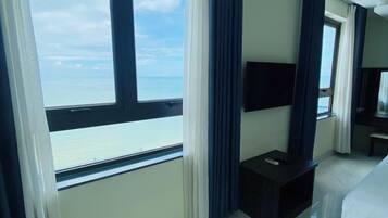 Deluxe Double Room, Beach View | In-room safe, free WiFi