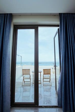 Quarto casal luxo, sacada, vista para o mar | 1 quarto, cofres nos quartos, Wi-Fi de cortesia