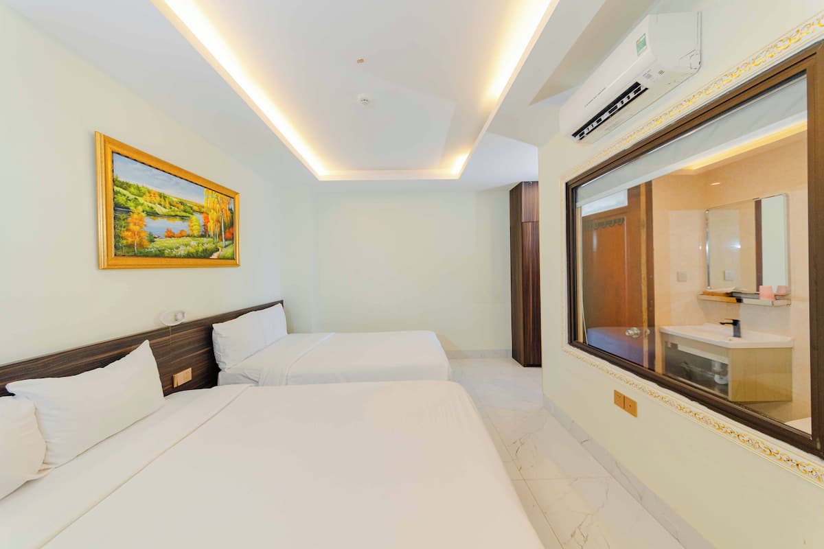 Apartamento família, sacada, vista para a praia | 1 quarto, cofres nos quartos, Wi-Fi de cortesia