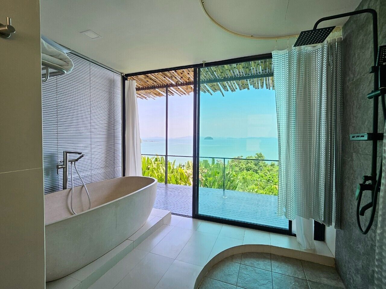 Deluxe kamer, 1 twee- of 2 eenpersoonsbedden, uitzicht op zee | Badkamer